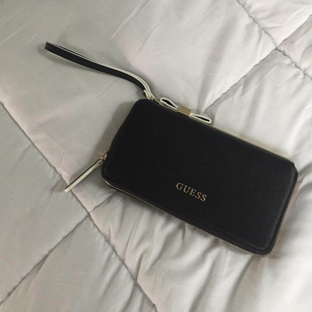 SOLD🧡Guess clutch